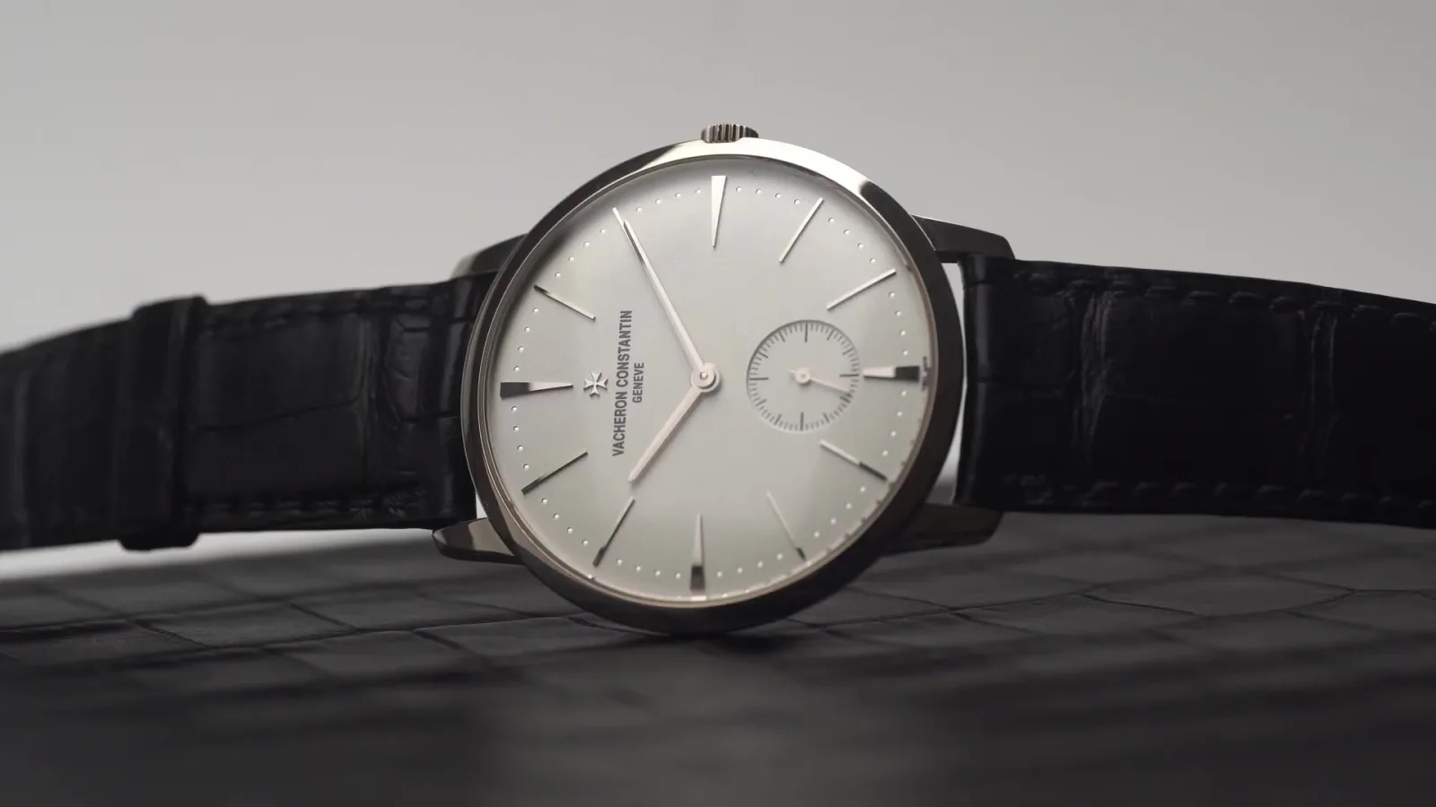 Vacheron Constantin Patrimony 1110U mặt trước trên nền xám