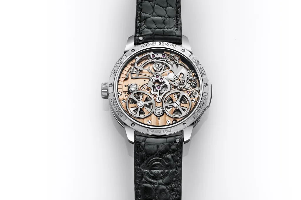 Đáy sapphire Armin Strom 12:59 để lộ mặt sau ARR25