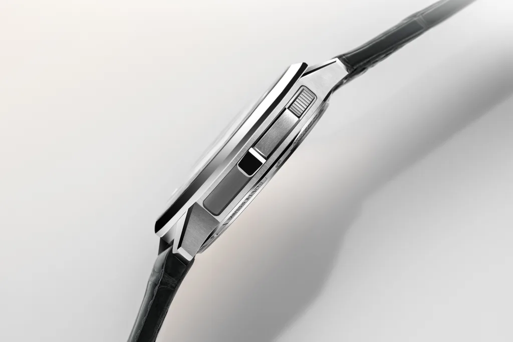 Thanh trượt điểm chuông tại cạnh trái vỏ titanium Armin Strom 12:59