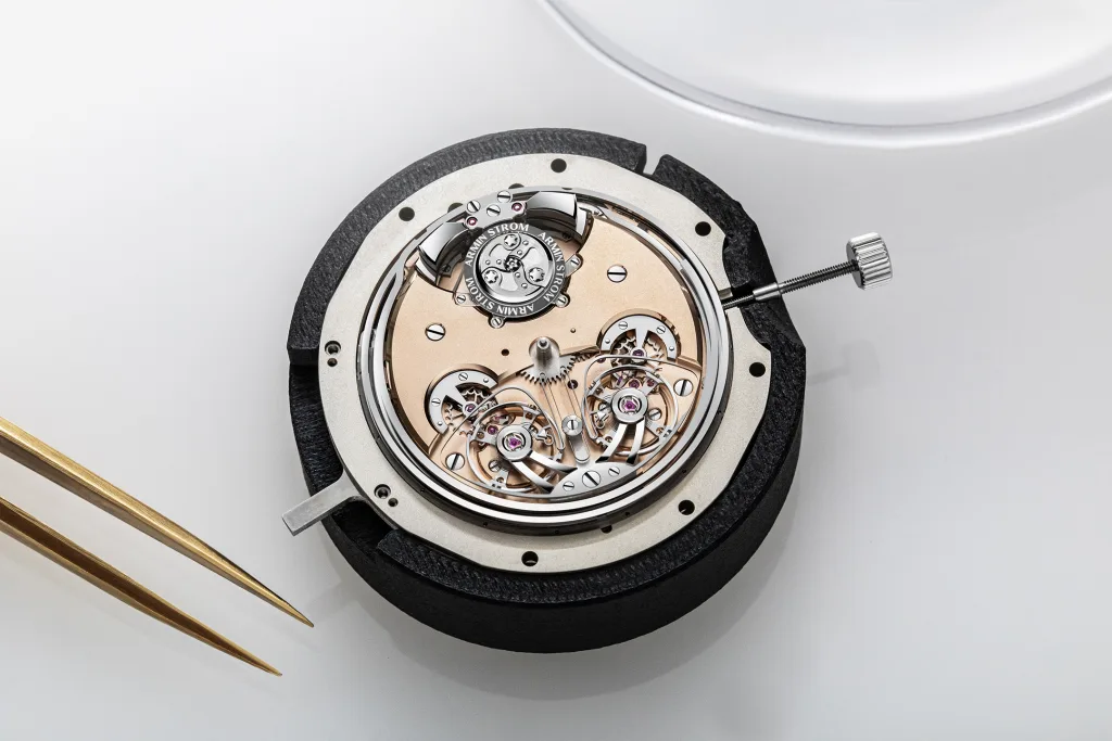 Calibre ARR25 trên bàn lắp ráp với nhíp đồng hồ