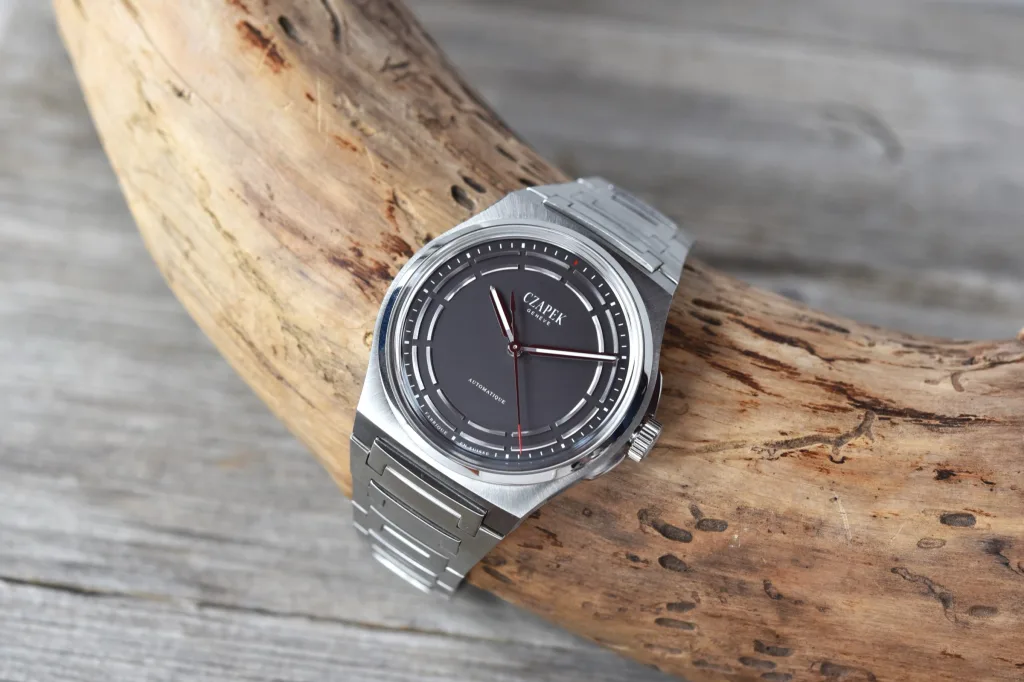 Czapek Antarctique Titanium Dark Sector trong ảnh chụp lifestyle