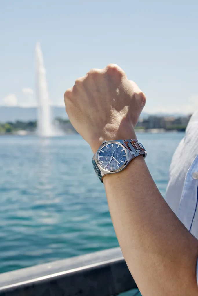 Czapek Antarctique Frozen Meteor nhìn rõ mặt số trên cổ tay