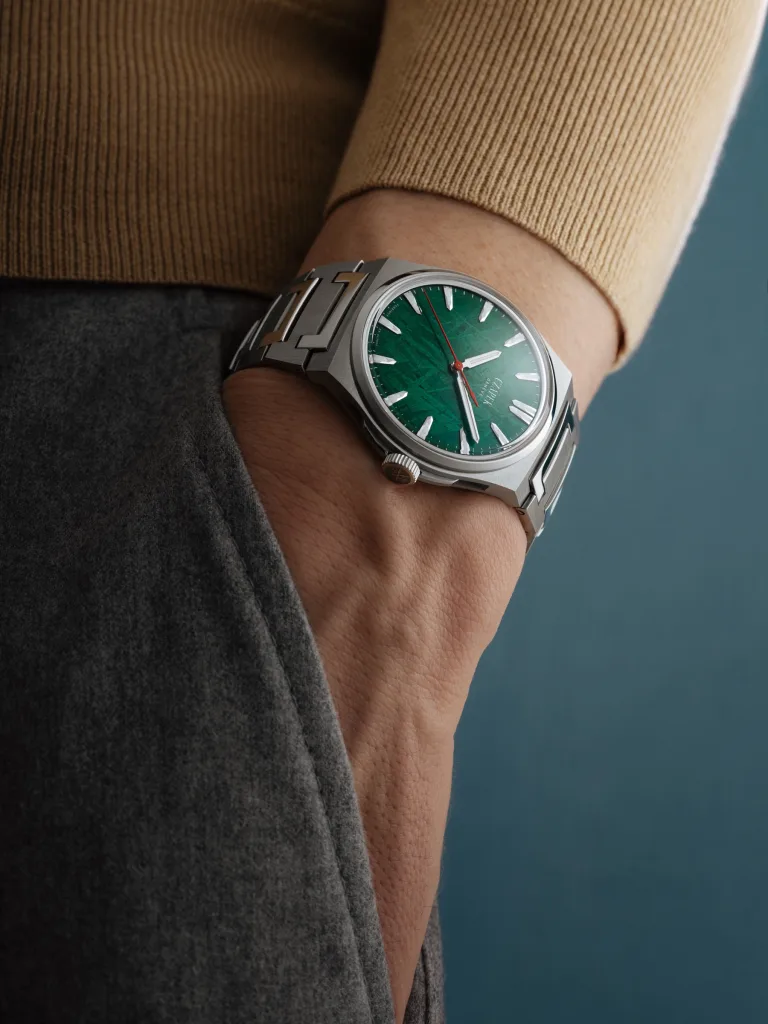 Czapek Antarctique Green Meteor trên cổ tay người đeo