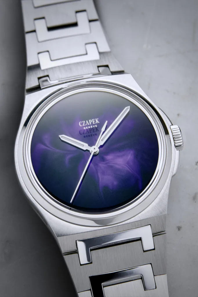 Cận cảnh Czapek Antarctique Purple Storm với dây tích hợp