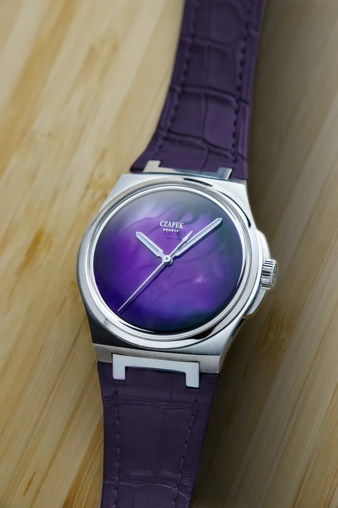 Czapek Antarctique Purple Storm trên dây da tím trong ảnh lifestyle