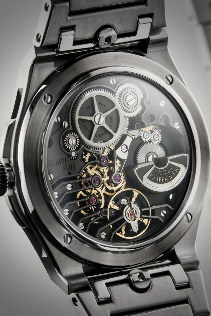 Calibre Czapek SXH5 nhìn qua đáy sapphire của Antarctique