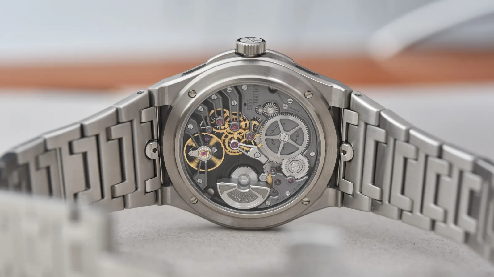 Mặt sau Czapek Antarctique Titanium Dark Sector để lộ calibre SXH5 và micro-rotor Pt950