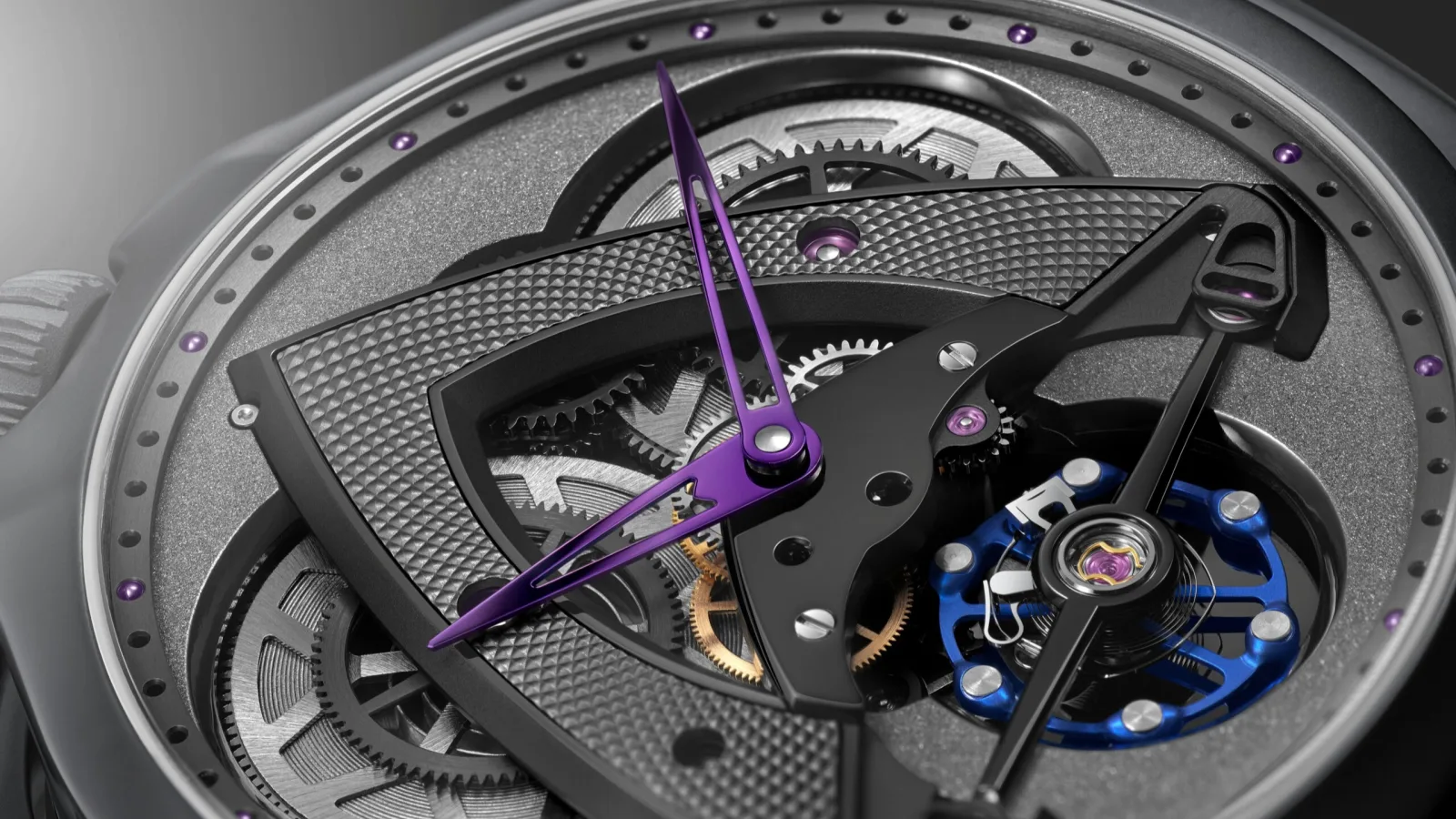 Cận cảnh De Bethune DB28xs Dark Sand với cầu deltoid và bánh cân bằng