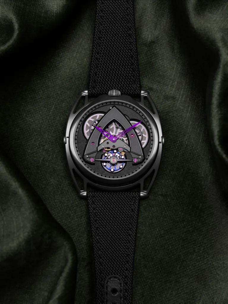 De Bethune DB28xs Dark Sand trên nền vải xanh lục sẫm