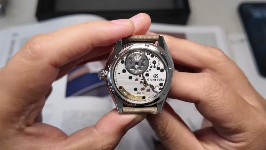 Calibre Spring Drive 9R02 nhìn toàn cảnh qua đáy Grand Seiko SBGZ009