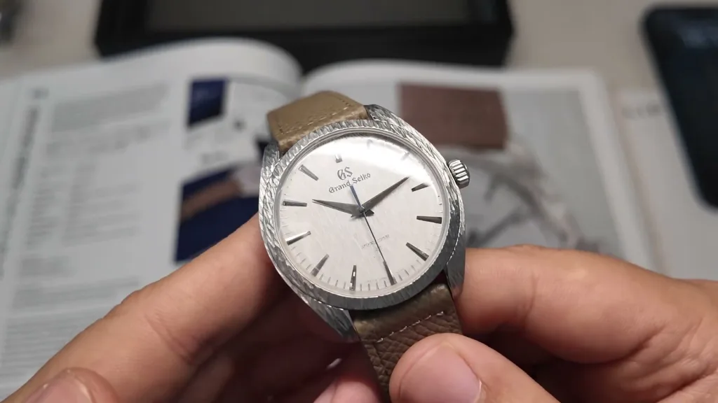 Mặt số White Birch của Grand Seiko SBGZ009 nhìn dưới góc xiên