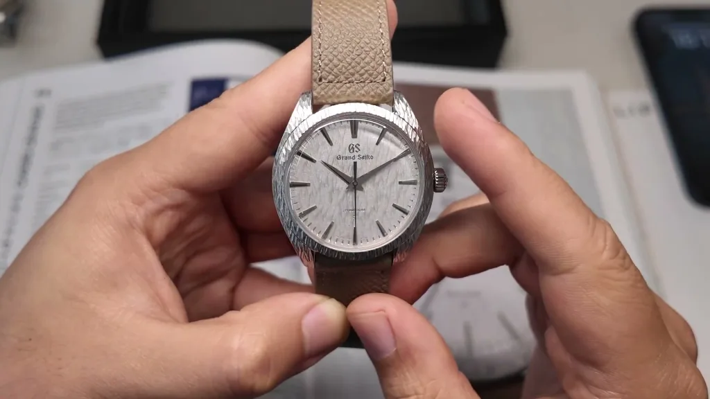Mặt số Grand Seiko SBGZ009 với kim giây trôi liên tục của Spring Drive