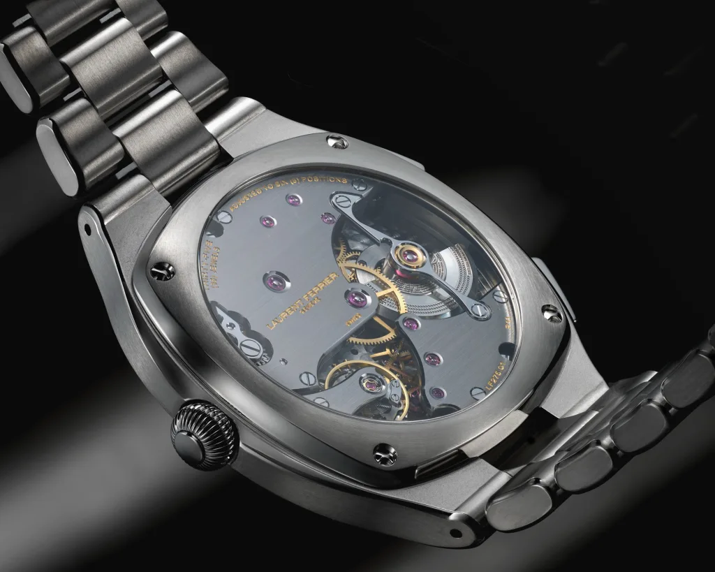 Mặt sau Sport Traveller và calibre LF275.01