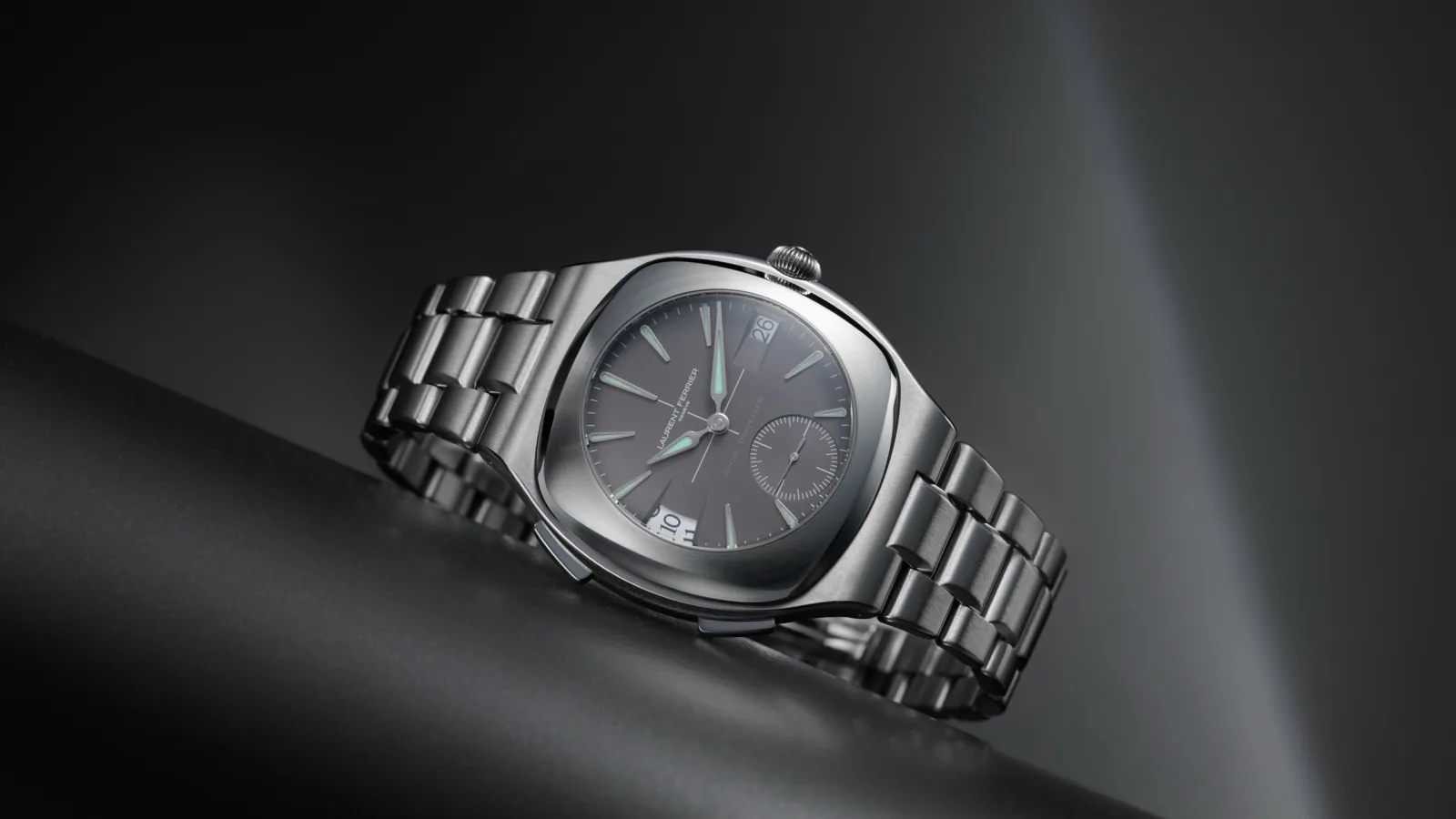 Laurent Ferrier Sport Traveller Slate Grey trong ảnh studio
