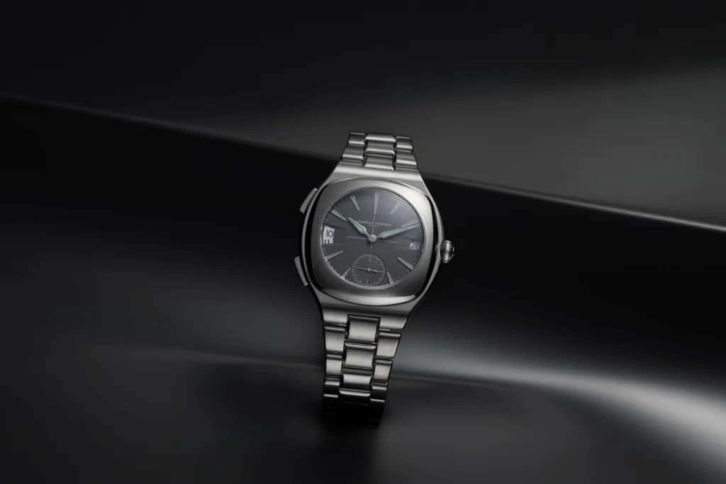 Sport Traveller Slate Grey toàn thân trên nền tối