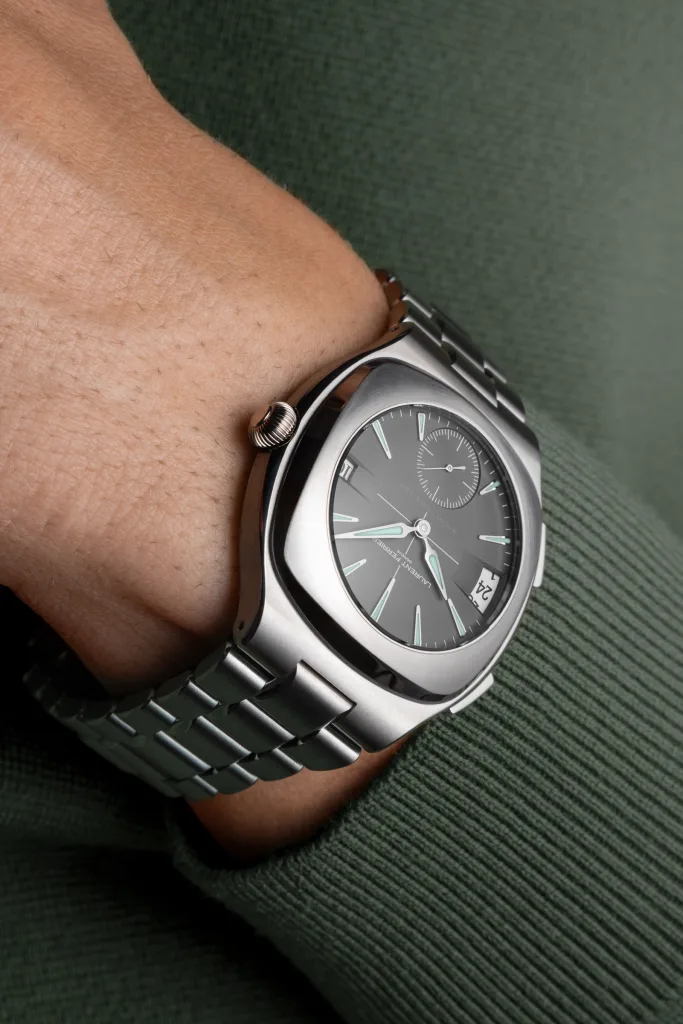 Sport Traveller Slate Grey nhìn gần trên cổ tay