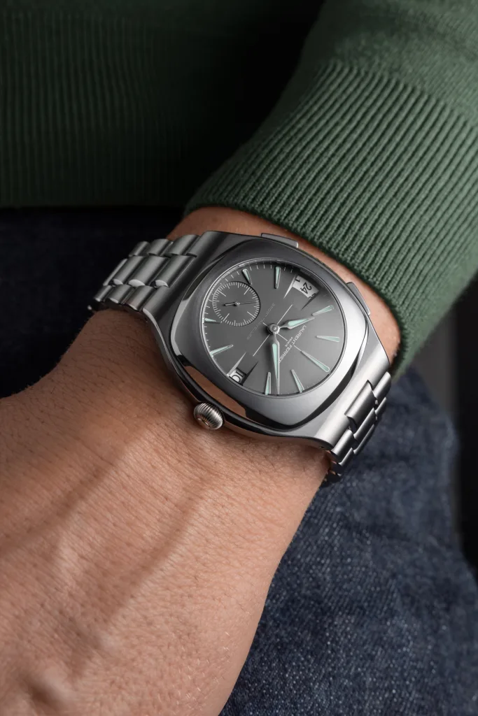 Sport Traveller và bracelet titanium trên cổ tay áo xanh