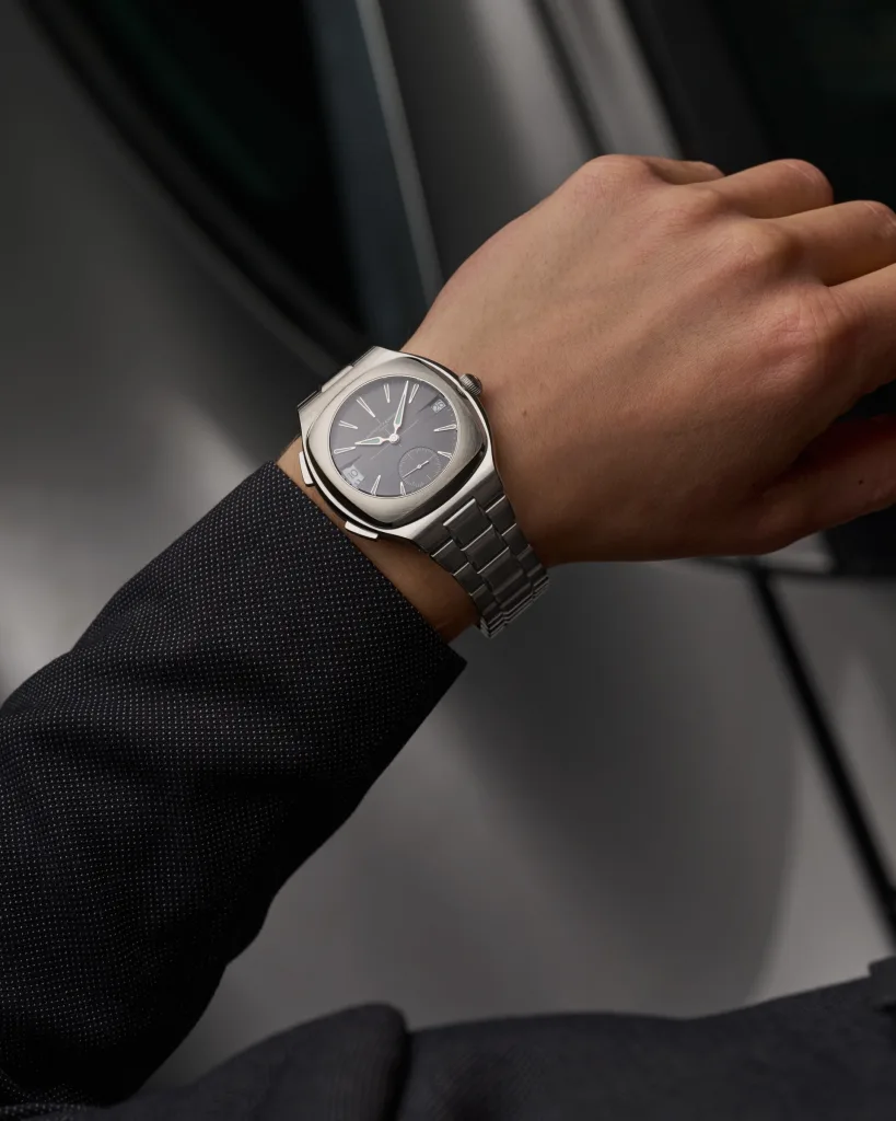 Laurent Ferrier Sport Traveller trên cổ tay áo tối màu