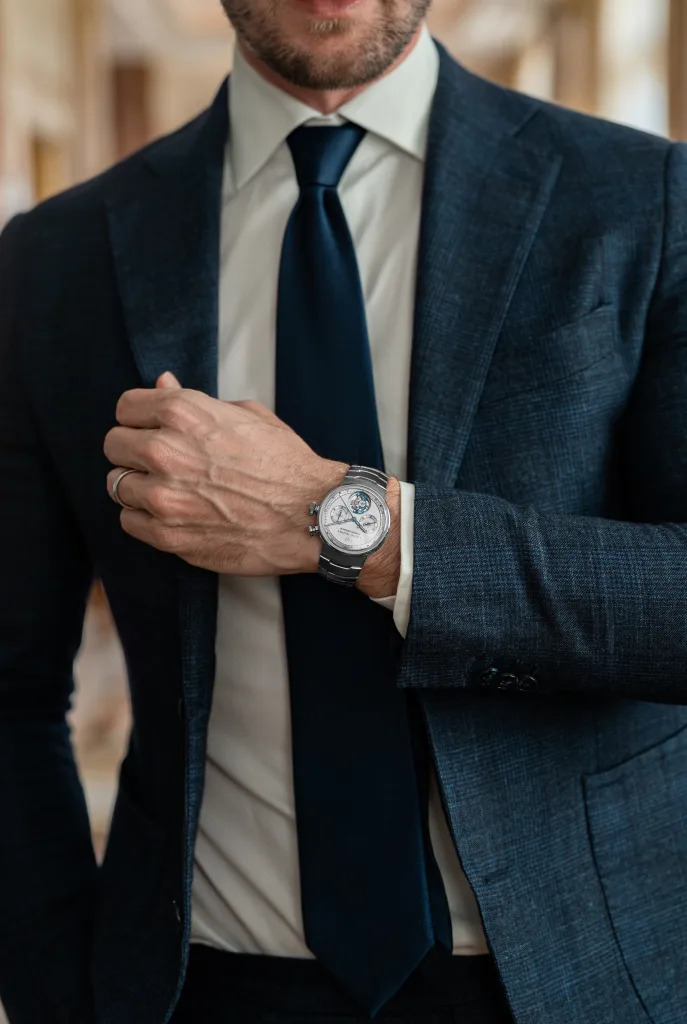 Louis Moinet 1816 Tourbillon Chronograph trên cổ tay với áo suit