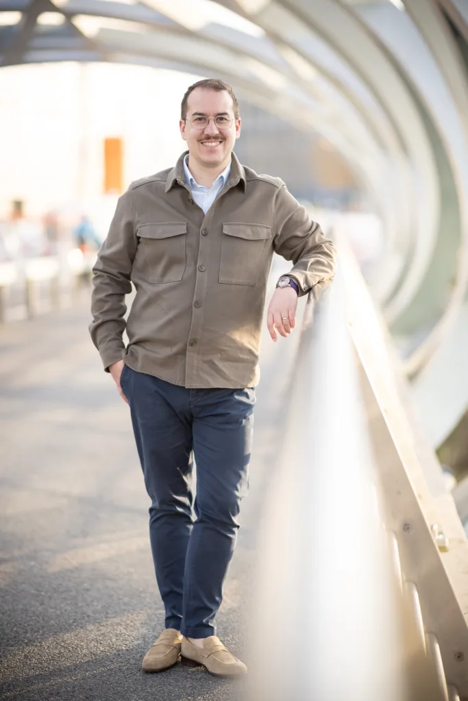 Mathieu Cleguer đeo Inspiration One bên lan can