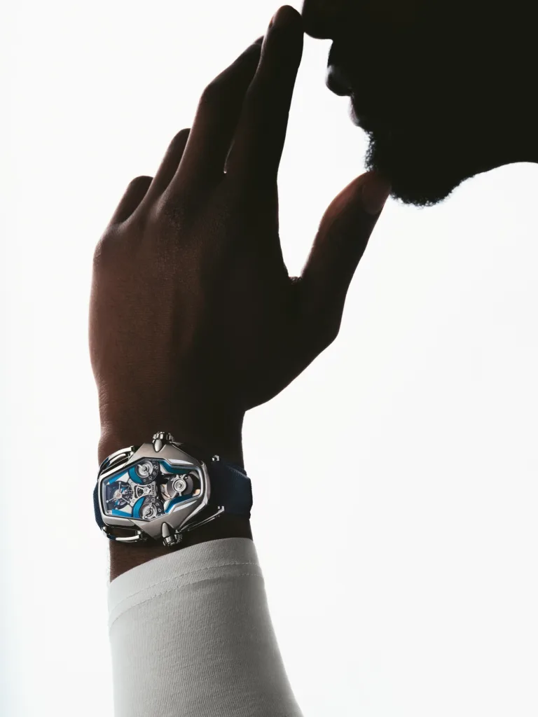 Đồng hồ MB&F HM12 phiên bản xanh lam trên cổ tay