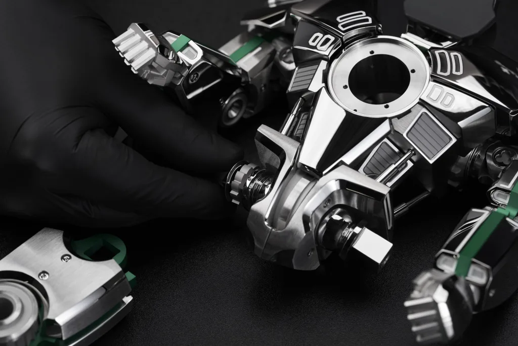 Kỹ thuật viên lắp phần thân robot MB&F HM12 The Guardian trong xưởng