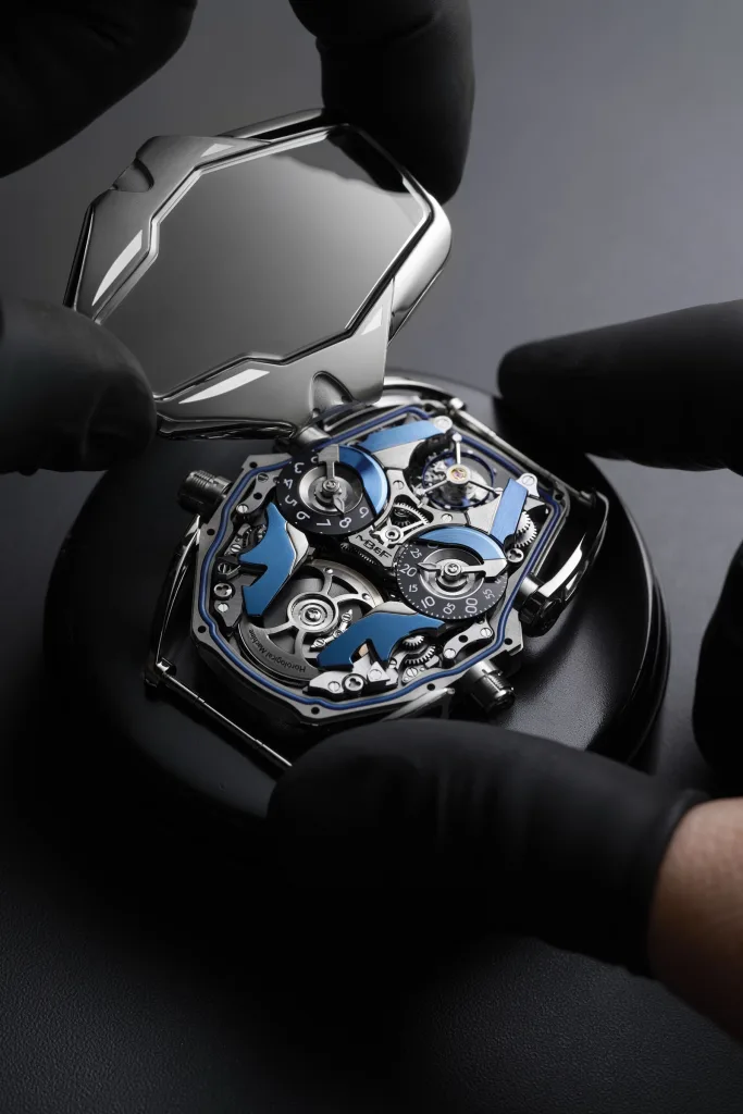 Thợ lắp tấm giáp mặt lên bộ máy MB&F HM12 màu xanh lam