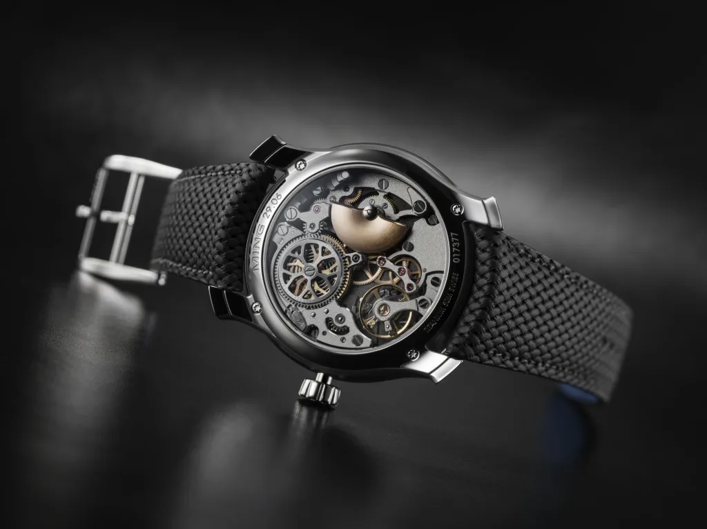 Mặt sau MING 29.06 Peep Show và calibre ASE 200.M1