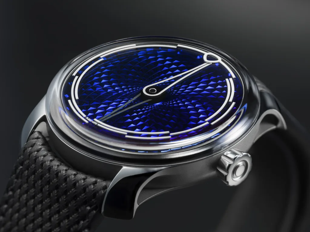 Góc nghiêng MING 29.06 Peep Show cho thấy kính sapphire và càng flying-blade