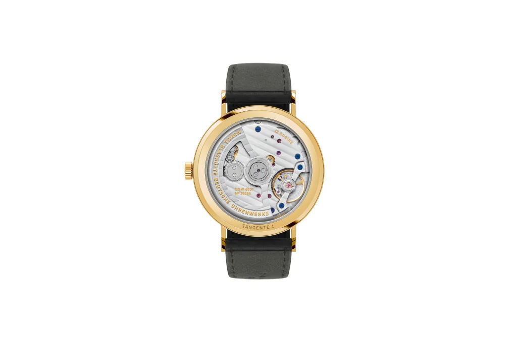 Mặt lưng sapphire và calibre DUW 6101 của NOMOS Tangente gold neomatik 38 Update