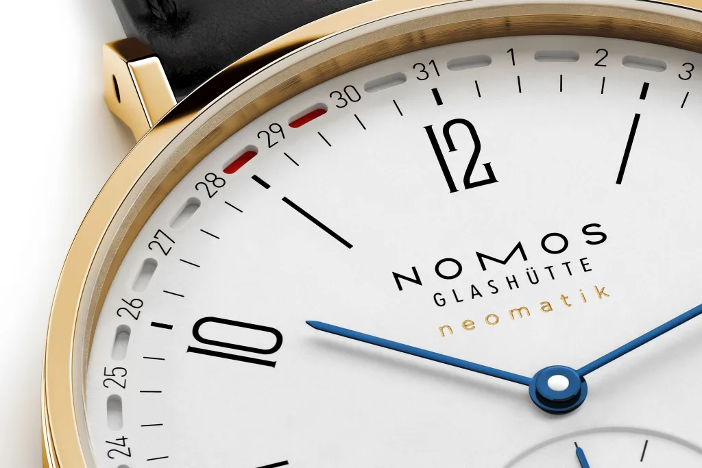 Cận cảnh lịch vòng với hai dấu đỏ trên NOMOS Tangente gold neomatik 38 Update