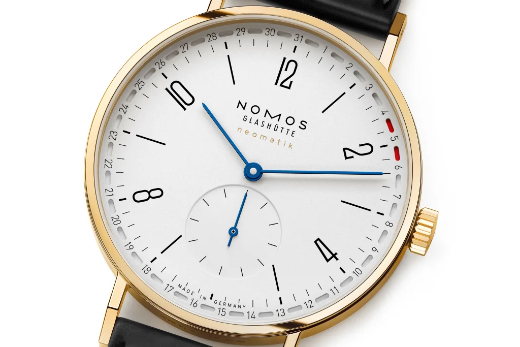 Cận cảnh mặt số và kim nung xanh của NOMOS Tangente gold neomatik 38 Update