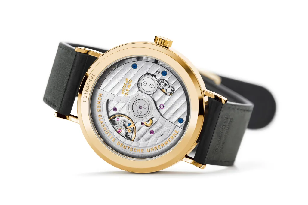 Calibre DUW 6101 nhìn chéo qua đáy NOMOS Tangente gold neomatik 38 Update
