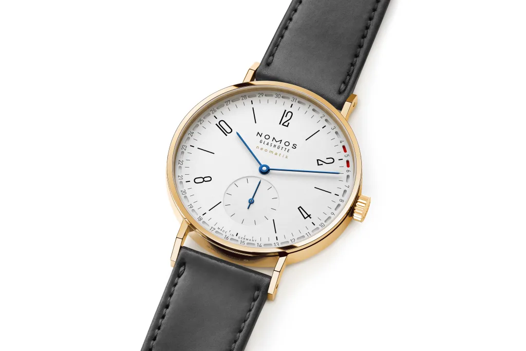 NOMOS Tangente gold neomatik 38 Update nhìn chéo từ mặt trước