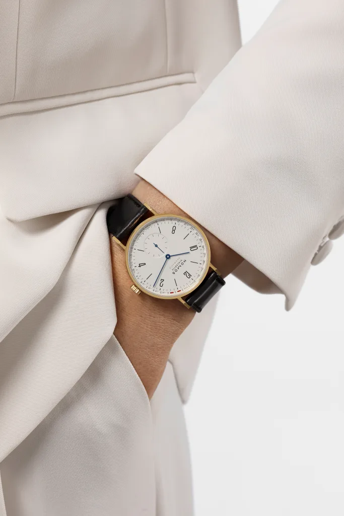 NOMOS Tangente gold neomatik 38 Update trên cổ tay với áo trắng