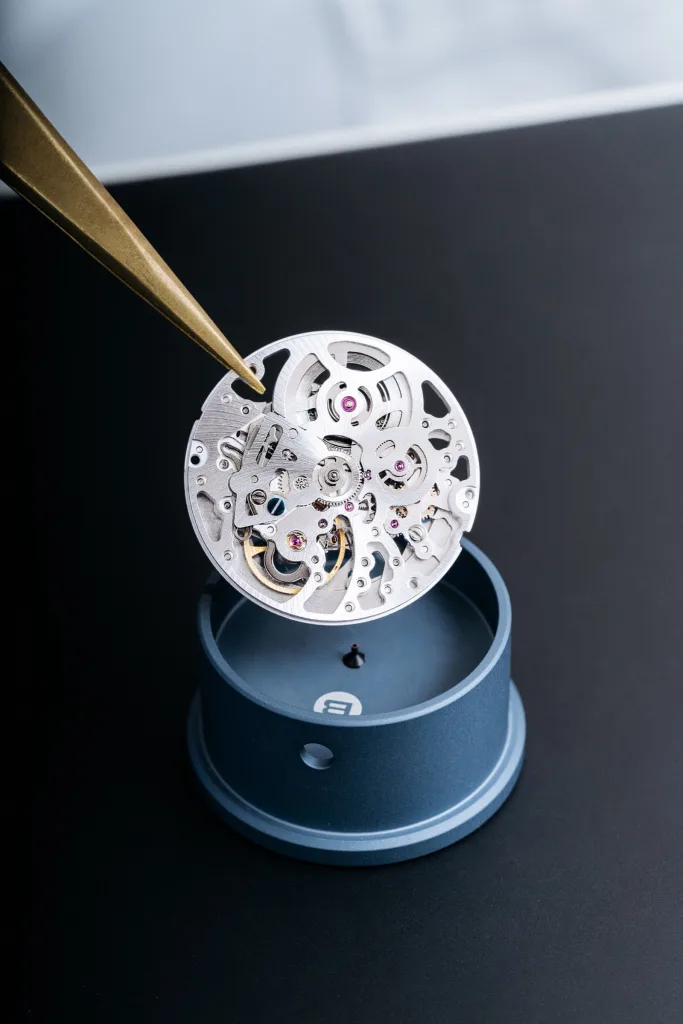 Bộ máy skeleton của Parivas Exo.1 trên giá giữ