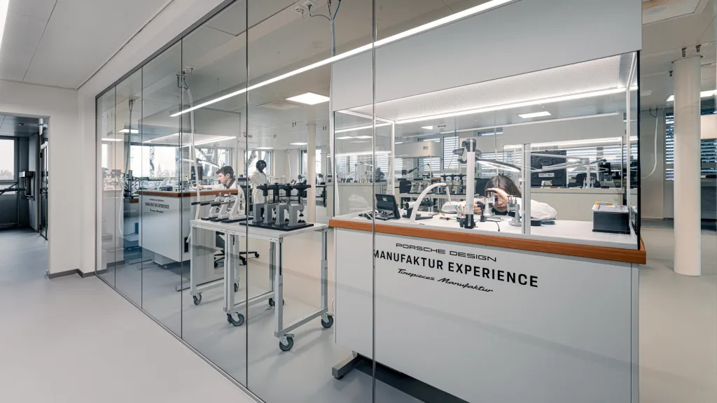 Không gian sản xuất bằng kính tại Porsche Design Grenchen