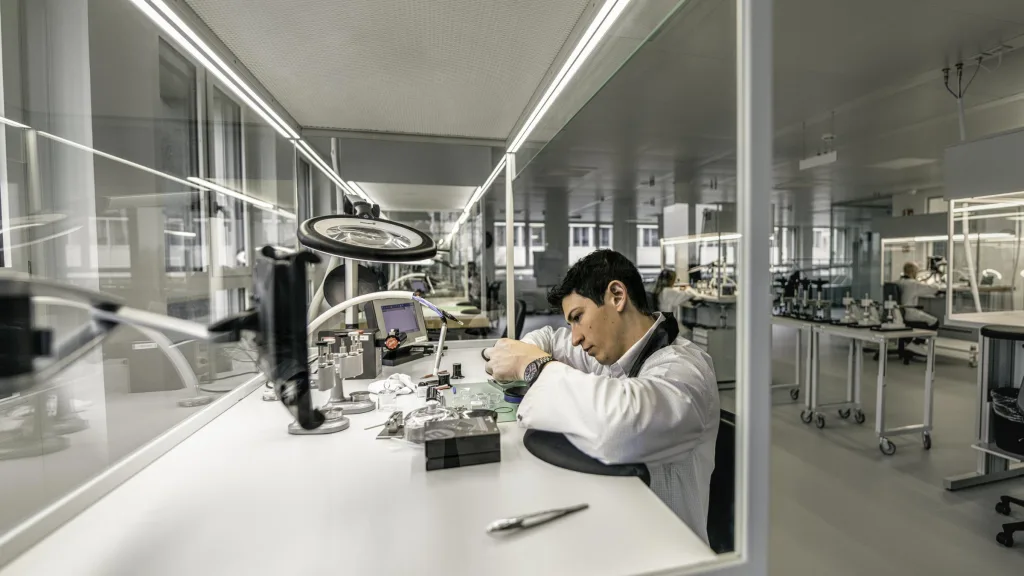 Thợ đồng hồ làm việc trong khu sản xuất Porsche Design Grenchen