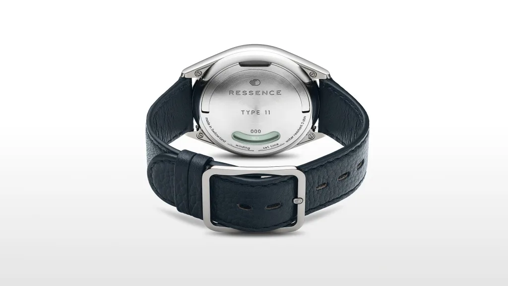 Đáy vỏ Ressence Type 11 với cần gạt chỉnh giờ và cửa sổ máy