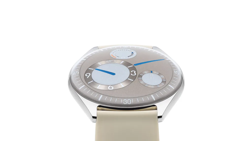Mặt số Ressence Type 11 Latte với chỉ báo mức cót bằng bi gốm