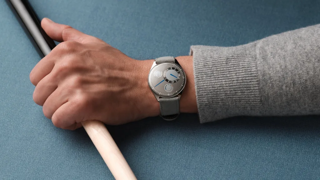 Ressence Type 11 Latte trên cổ tay trong bối cảnh bàn bi-a