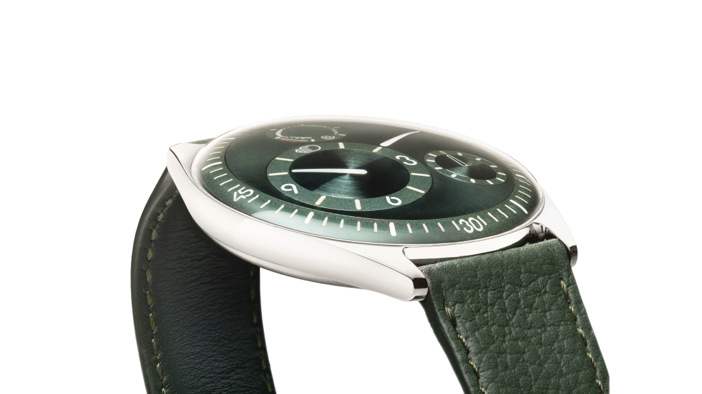 Góc nghiêng mặt số lồi và kính sapphire của Ressence Type 11 Pine