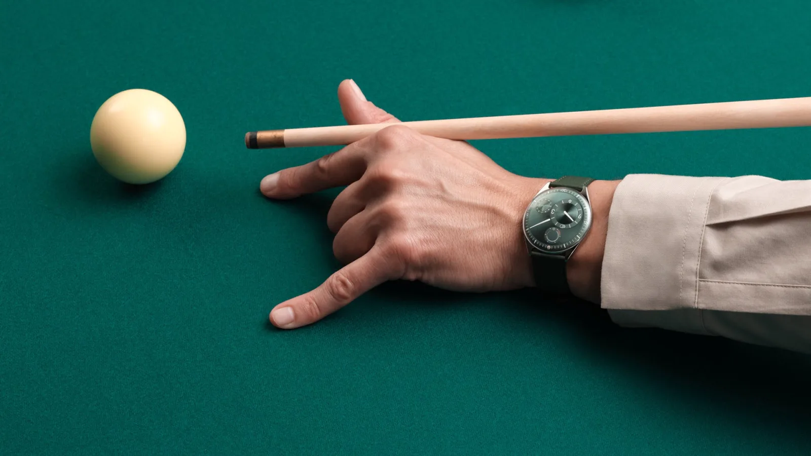 Ressence Type 11 Pine trên cổ tay cạnh bàn bi-a xanh