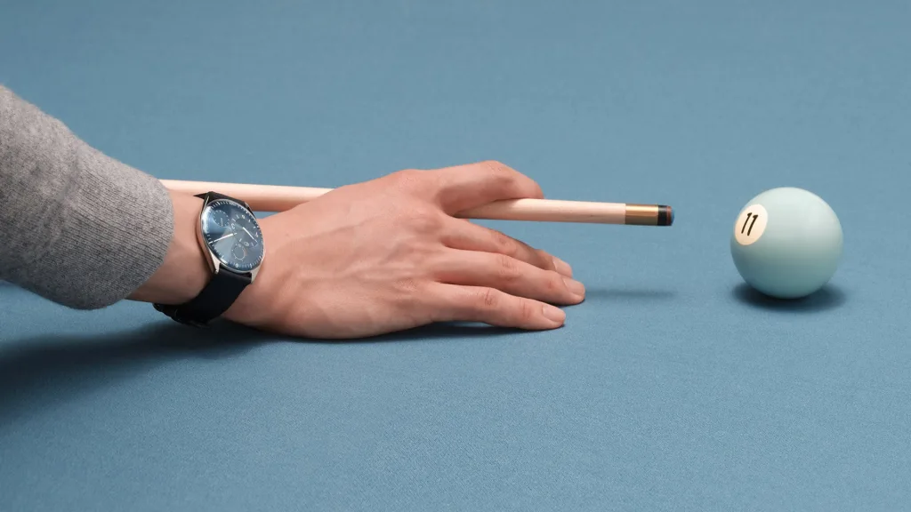 Ressence Type 11 Sky trên cổ tay cạnh bi số 11