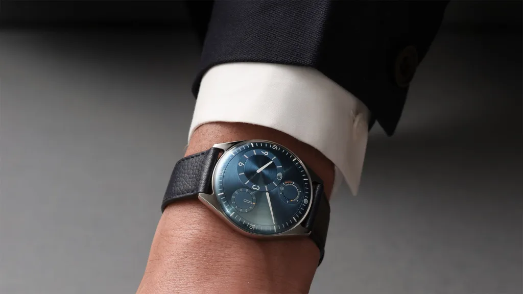 Ressence Type 11 Sky trên cổ tay với mặt số đĩa quỹ đạo