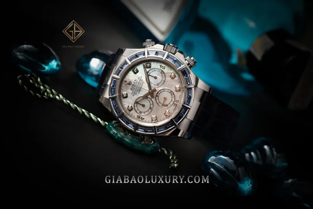 Tổng thể Rolex Daytona 116589SACI mặt xà cừ trắng dưới ánh sáng tối