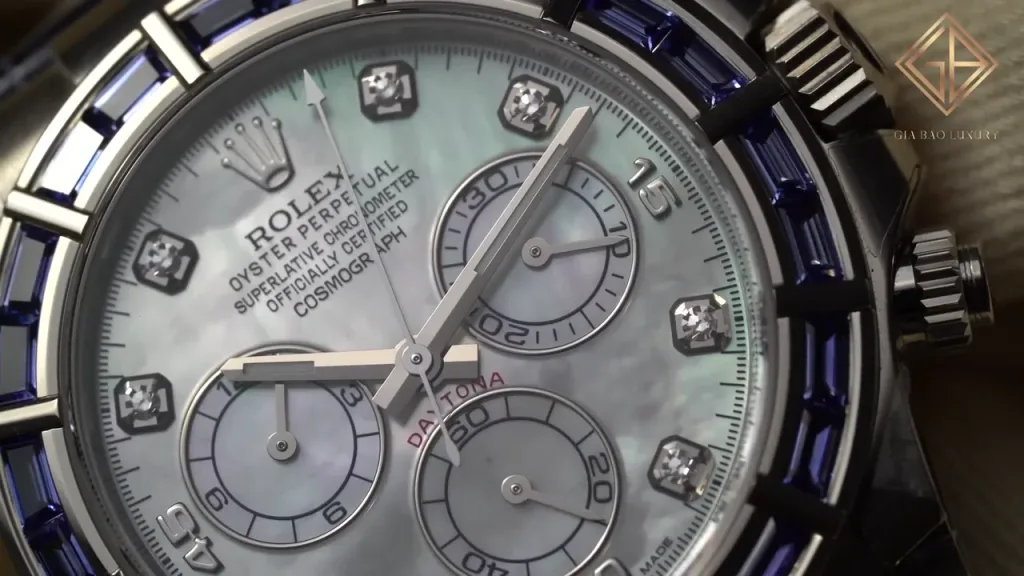 Mặt xà cừ trắng với tám mốc kim cương trên Rolex Daytona 116589SACI