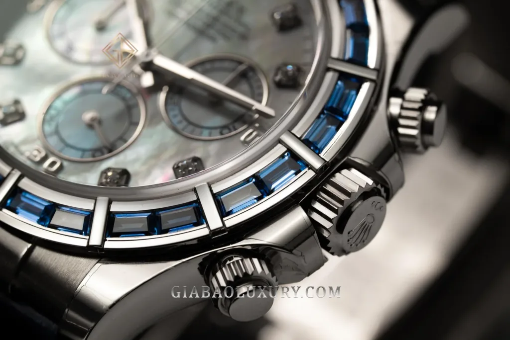 Cận cảnh vành sapphire xanh và núm nút bấm Rolex Daytona 116589SACI