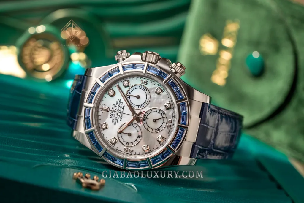 Tổng thể Rolex Daytona 116589SACI với vành sapphire xanh và dây da