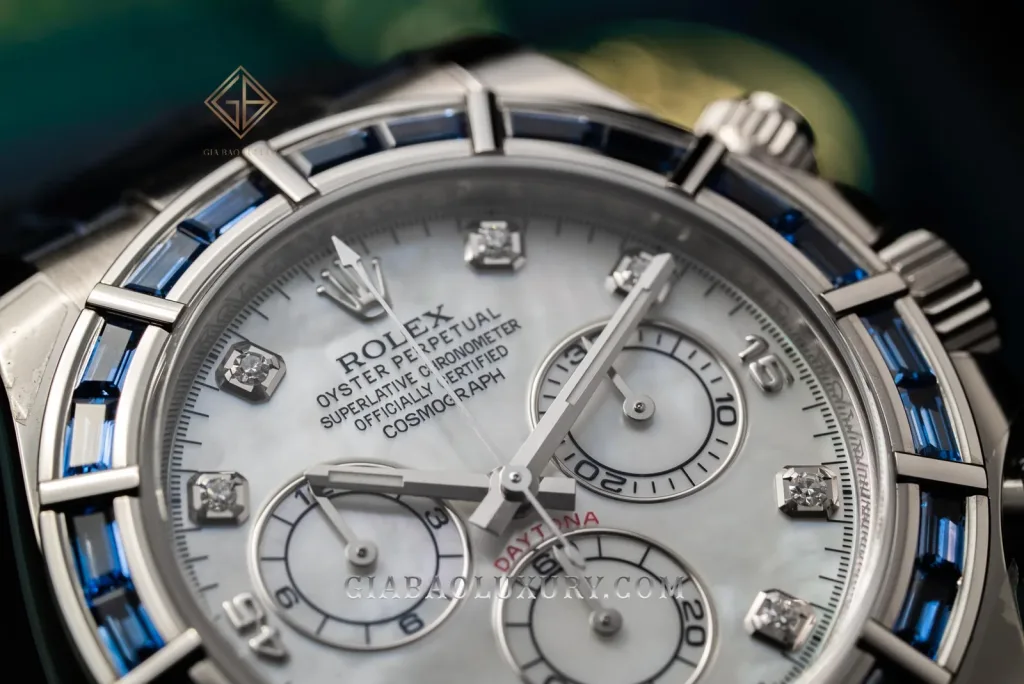 Chi tiết vương miện và mốc kim cương trên mặt Rolex Daytona 116589SACI